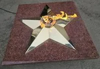 Плита из красного гранита (518205) монтаж комплект горелка ГВД 379 10 89 00 ПС вечный огонь звезда латунь ø 1100 мм. пустотелая  в Темрюке